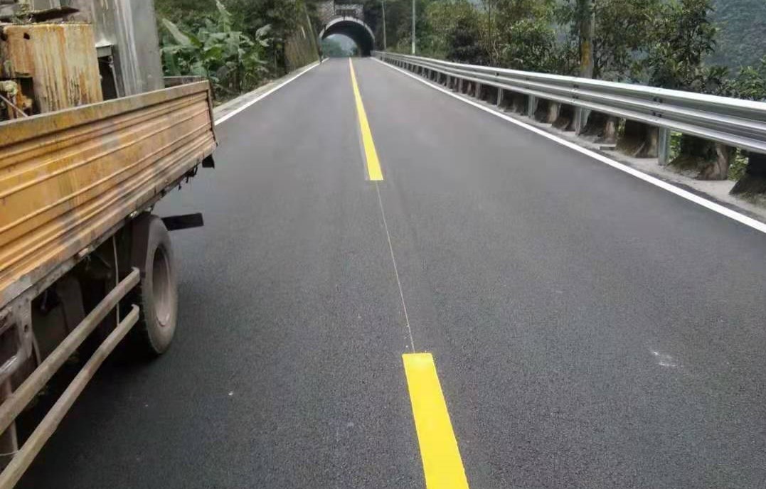 热熔标线.jpg 热熔标线.jpg