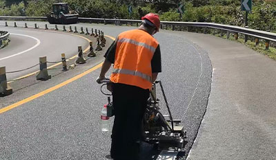 南渝高速标线施划&mdash;&mdash;川东北出川大通道高速反光标线升级
